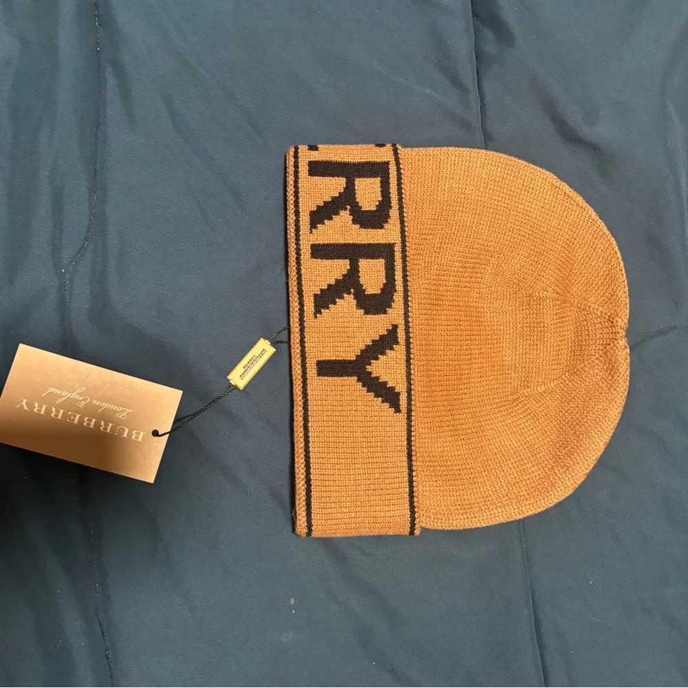 Burberry Camel Knit Hat with Logo - Picture 3 of 4